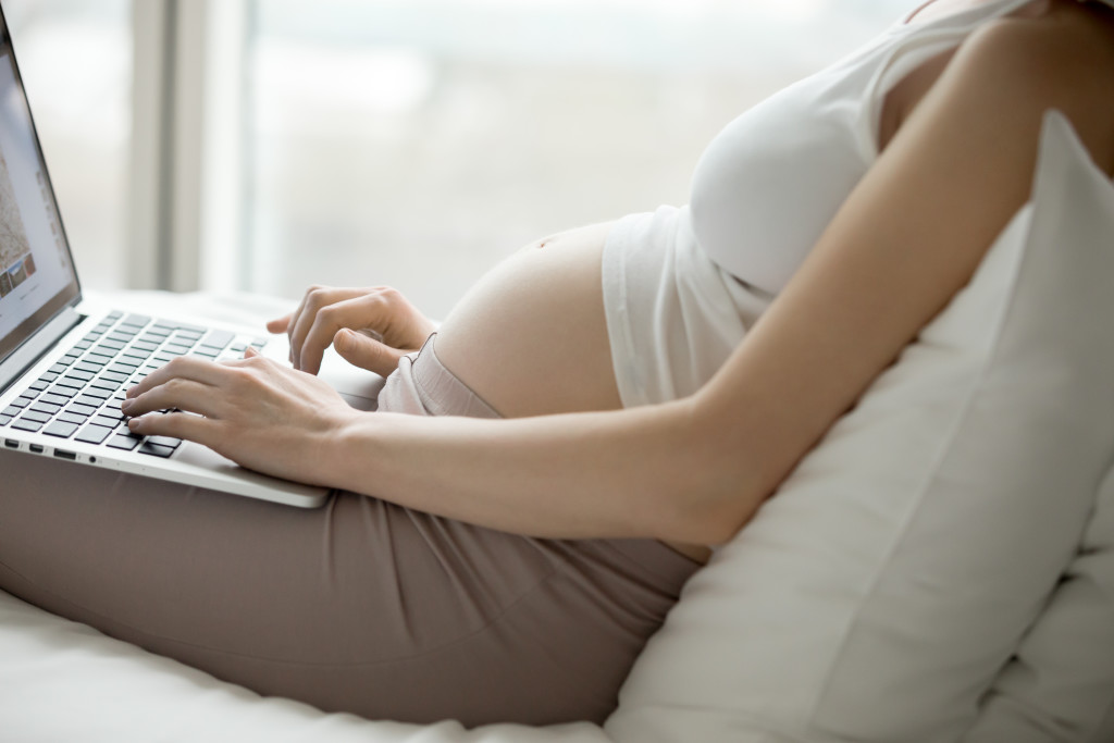 Como conciliar a maternidade e a carreira na área da saúde